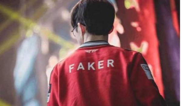 faker ： ＂在我与 SKT 的时光中，我有许多美好的回忆；与 T1 一起，我经历了很多个人成长＂